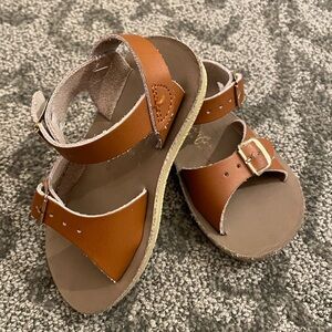 Hoy Sun Sans Surfer sandal LIKE NEW Tan